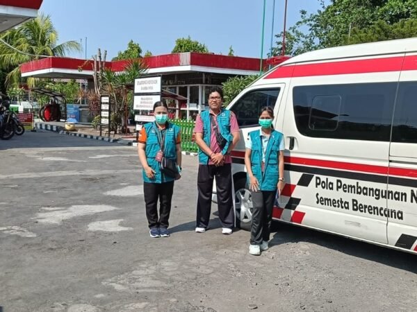 Petugas kesehatan siaga di SPBU Lukluk saat antrean BBM di Badung.