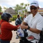 ASN Pemkab Badung menyalurkan bantuan logistik kepada warga di SPBU Kapal