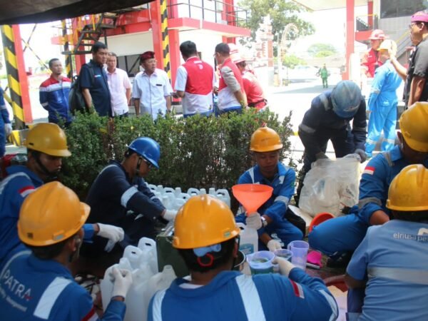 Gubernur Wayan Koster meninjau distribusi BBM di Depo Pertamina Pesanggaran, Bali.