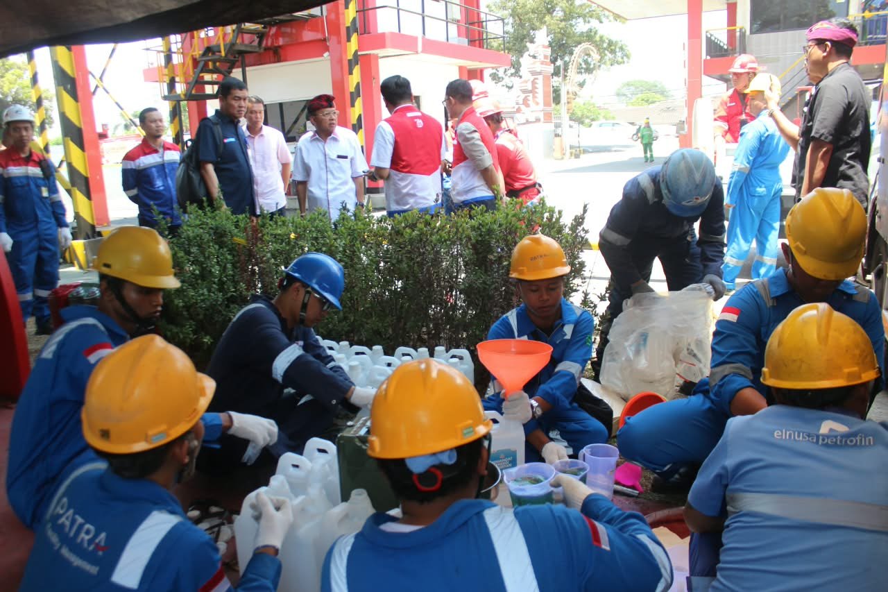 Gubernur Wayan Koster meninjau distribusi BBM di Depo Pertamina Pesanggaran, Bali.