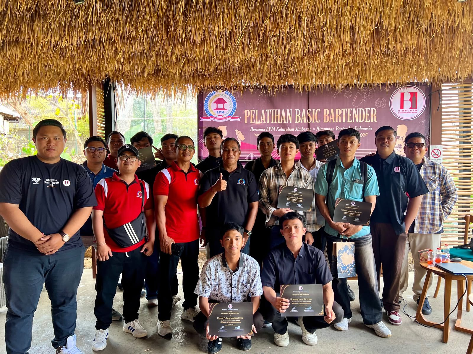 Pelatihan bartender bagi 30 generasi muda oleh LPM Kelurahan Jimbaran bersama Himpunan Bartender Indonesia.