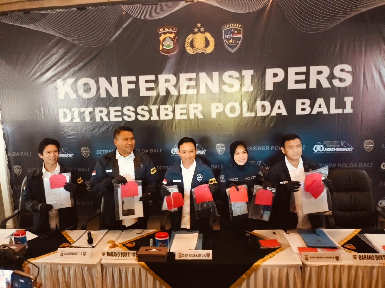 Polda Bali mengungkap dua kasus penipuan online bermodus tawaran kerja di luar negeri.