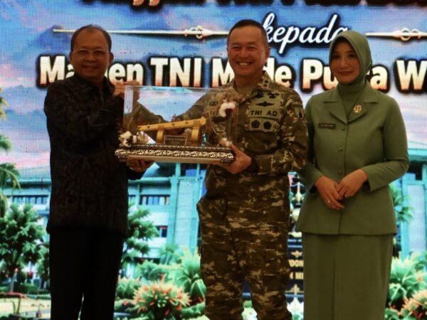 Gubernur Wayan Koster menghadiri pisah sambut Pangdam IX/Udayana di Makodam Udayana.