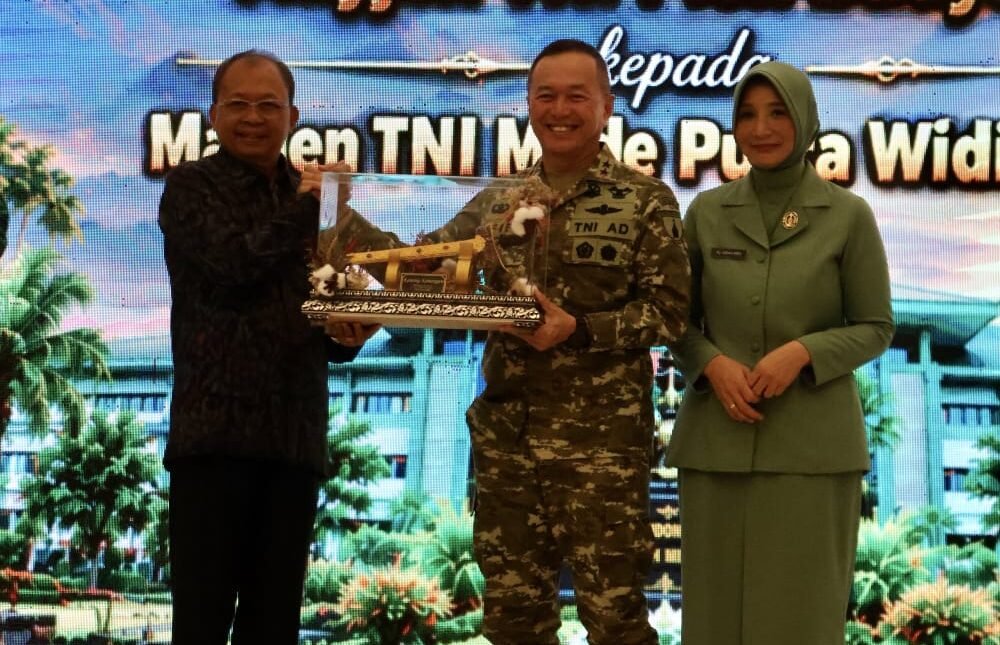 Gubernur Wayan Koster menghadiri pisah sambut Pangdam IX/Udayana di Makodam Udayana.