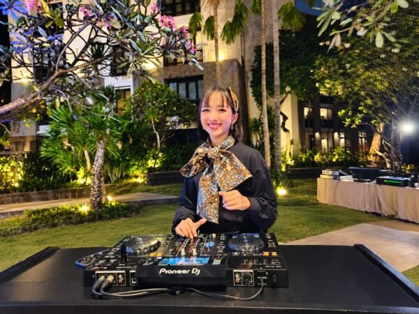 DJ Herlina, Komang Triherlina Dewi, saat menghadiri acara di Bali.