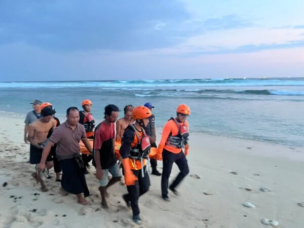 Tim SAR mengevakuasi jenazah perempuan tanpa identitas di Pantai Nyang-Nyang, Badung.